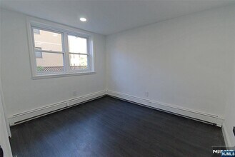 401 Undercliff Ave, Unit B in Edgewater, NJ - Building Photo - Building Photo