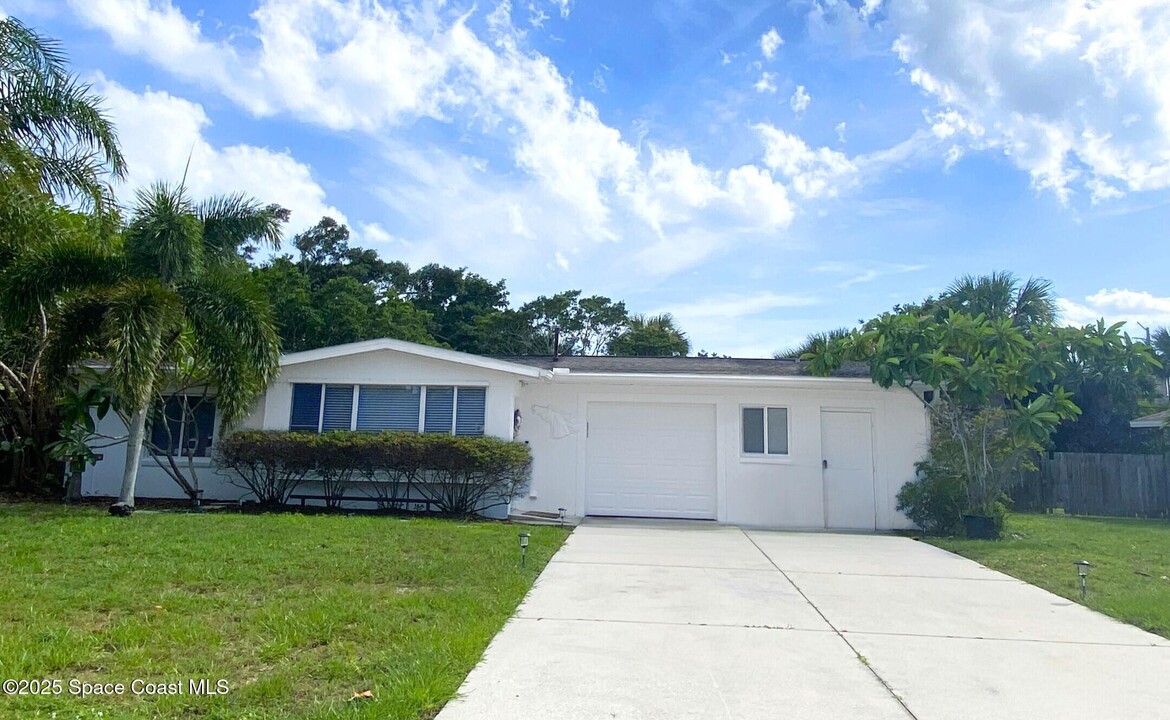 113 E Gadsden Ln in Cocoa Beach, FL - Building Photo