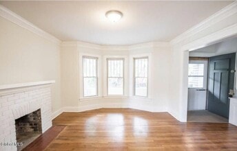 2 Woodrow Ct in Troy, NY - Building Photo - Building Photo