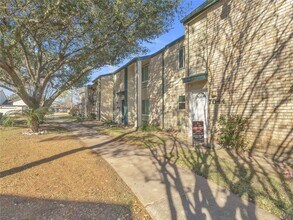 7044 S Dairy Ashford Rd in Houston, TX - Building Photo - Building Photo