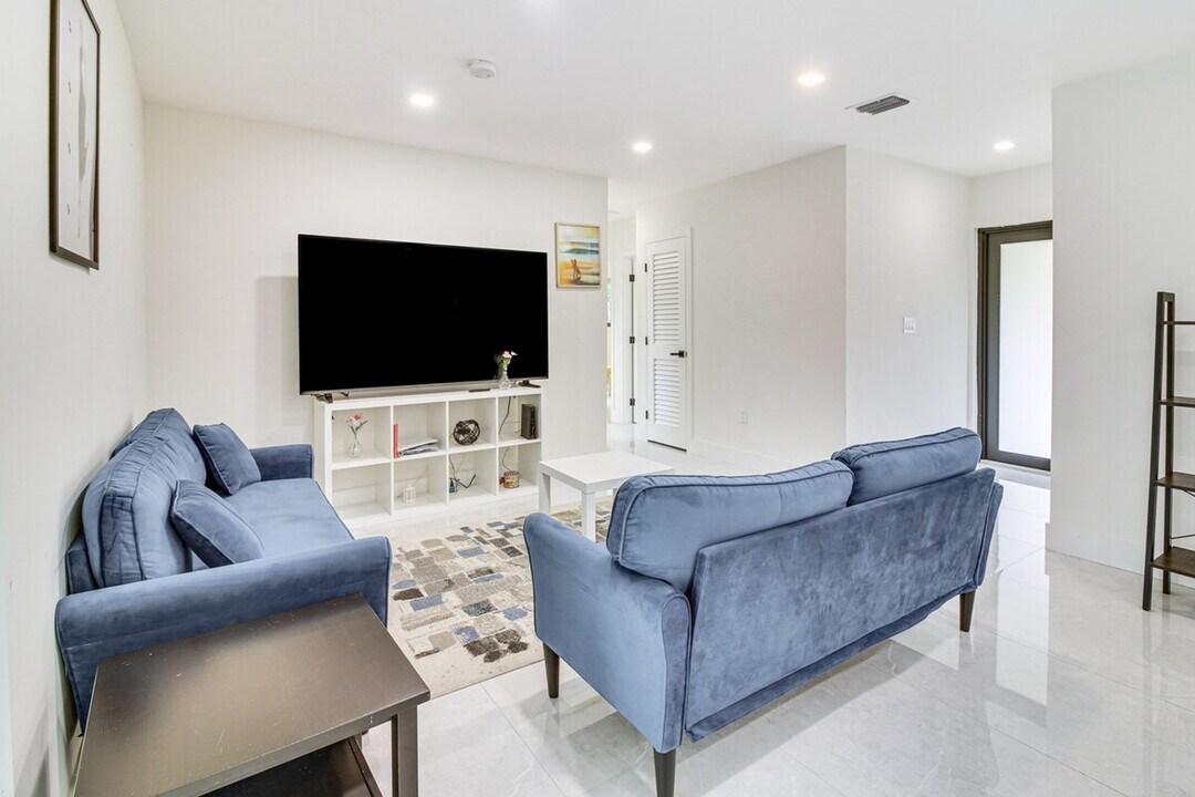 6124 SW 64th Terrace in Miami, FL - Building Photo