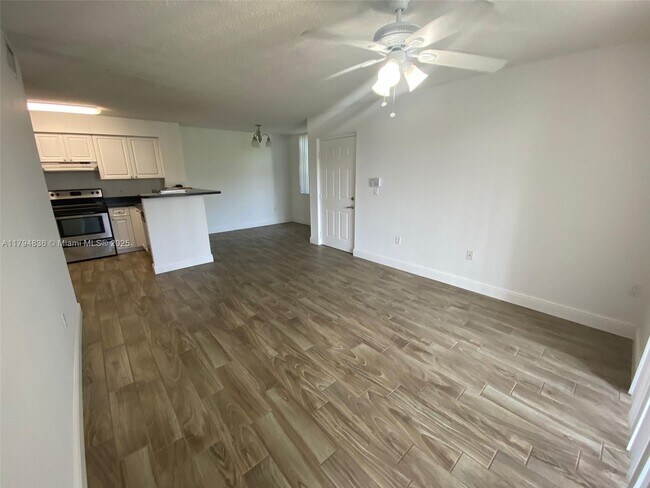12148 St.Andrews Pl in Miramar, FL - Building Photo - Building Photo