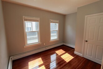 55 Estes St, Unit 5 in Lynn, MA - Foto de edificio - Building Photo