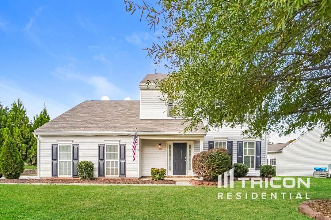 304 Dutchmans Meadow Dr in Mount Holly, NC - Building Photo
