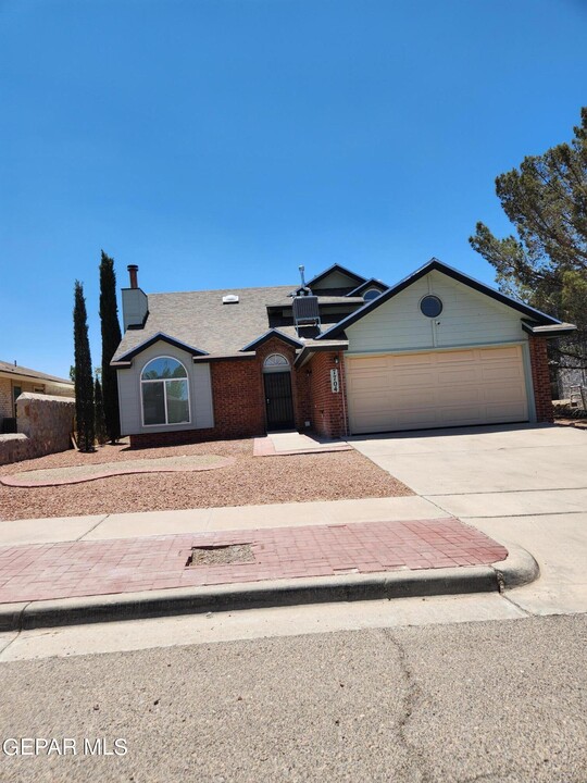 7704 Waterhouse Dr in El Paso, TX - Building Photo