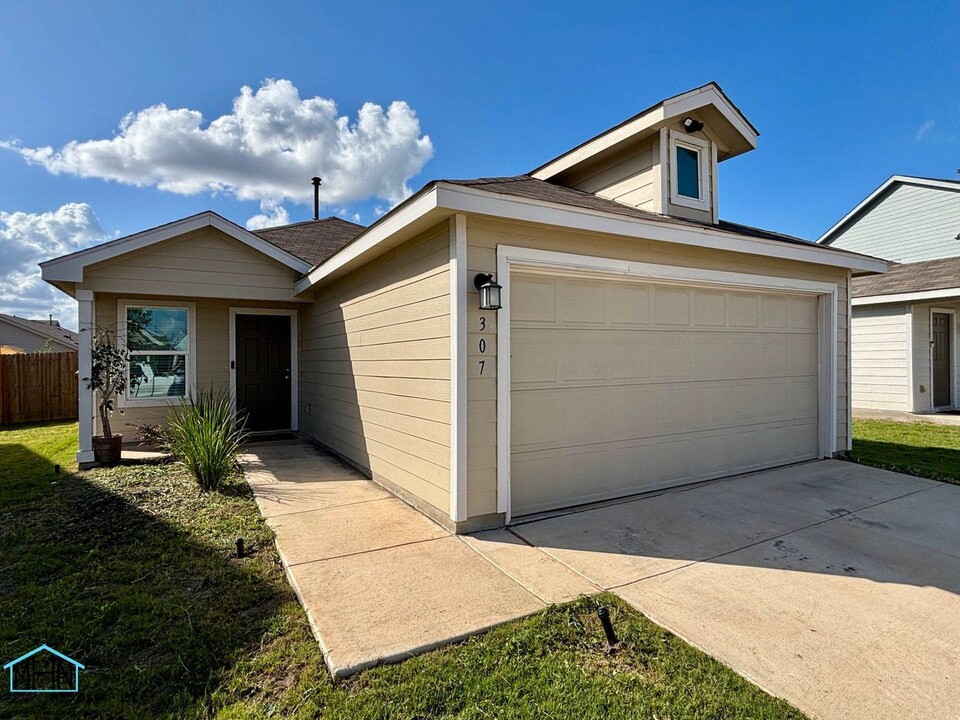 307 Ambush Ridge in San Antonio, TX - Building Photo