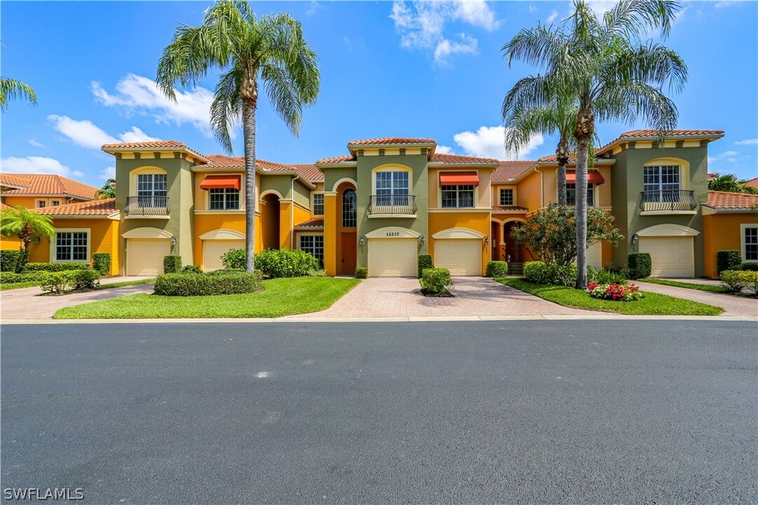 12237 Toscana Way in Bonita Springs, FL - Foto de edificio