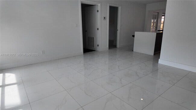 2100 N 57th Way in Hollywood, FL - Foto de edificio - Building Photo