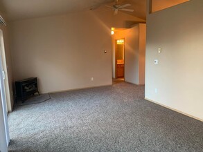 3333 SW Salmon Ct in Redmond, OR - Building Photo - Building Photo
