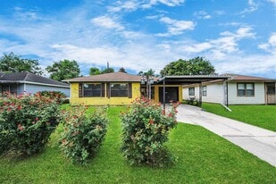 2404 Grape Ln in Pasadena, TX - Building Photo