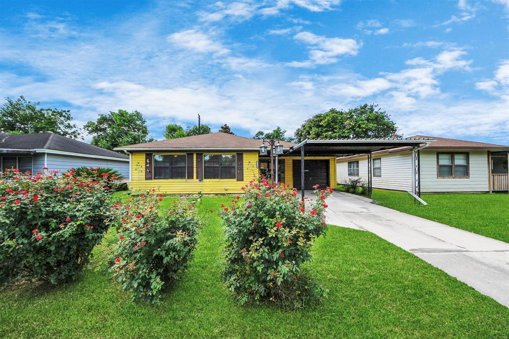 2404 Grape Ln in Pasadena, TX - Building Photo