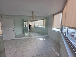 7135 Collins Ave, Unit 725 in Miami Beach, FL - Foto de edificio - Building Photo