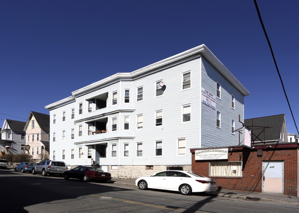 131 University Ave in Lowell, MA - Building Photo