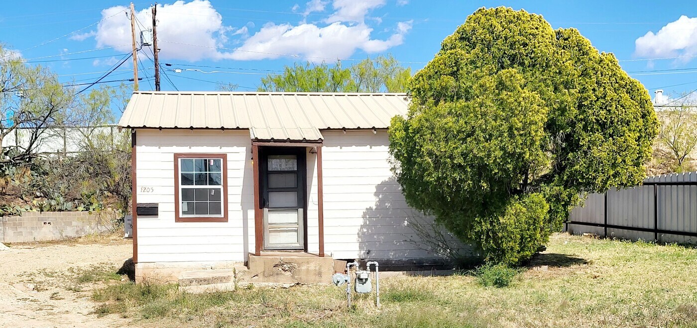 1205 S Lancaster St in Big Spring, TX - Building Photo