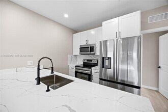 630 NE 166th St, Unit 3 in Miami, FL - Building Photo - Building Photo