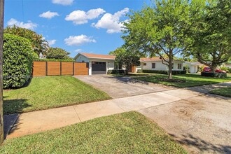 8975 SW 83rd St in Miami, FL - Building Photo - Building Photo