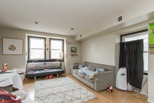 938 S 49th St in Philadelphia, PA - Foto de edificio - Interior Photo