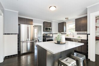 36 Warwick St, Unit 1 in Somerville, MA - Foto de edificio - Building Photo
