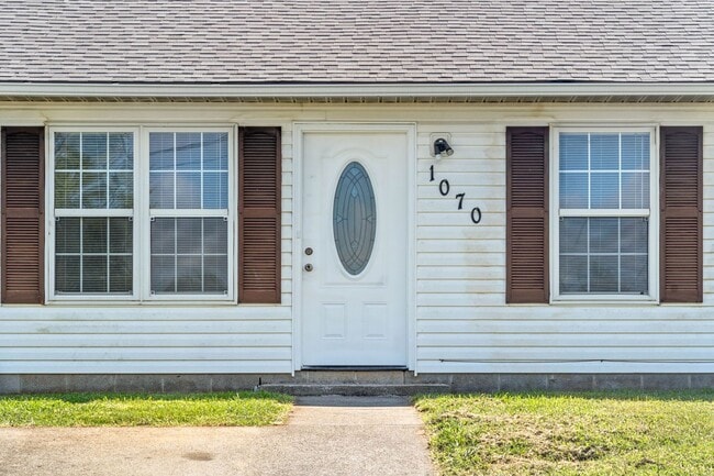 1070 Shadow Ridge Ave in Oak Grove, KY - Building Photo - Building Photo