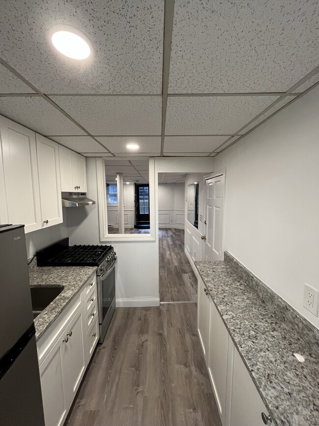 11 Myrtle St, Unit B in Boston, MA - Building Photo - Building Photo