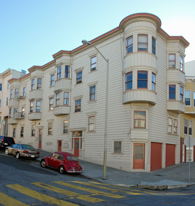 379-399 Chestnut St in San Francisco, CA - Building Photo