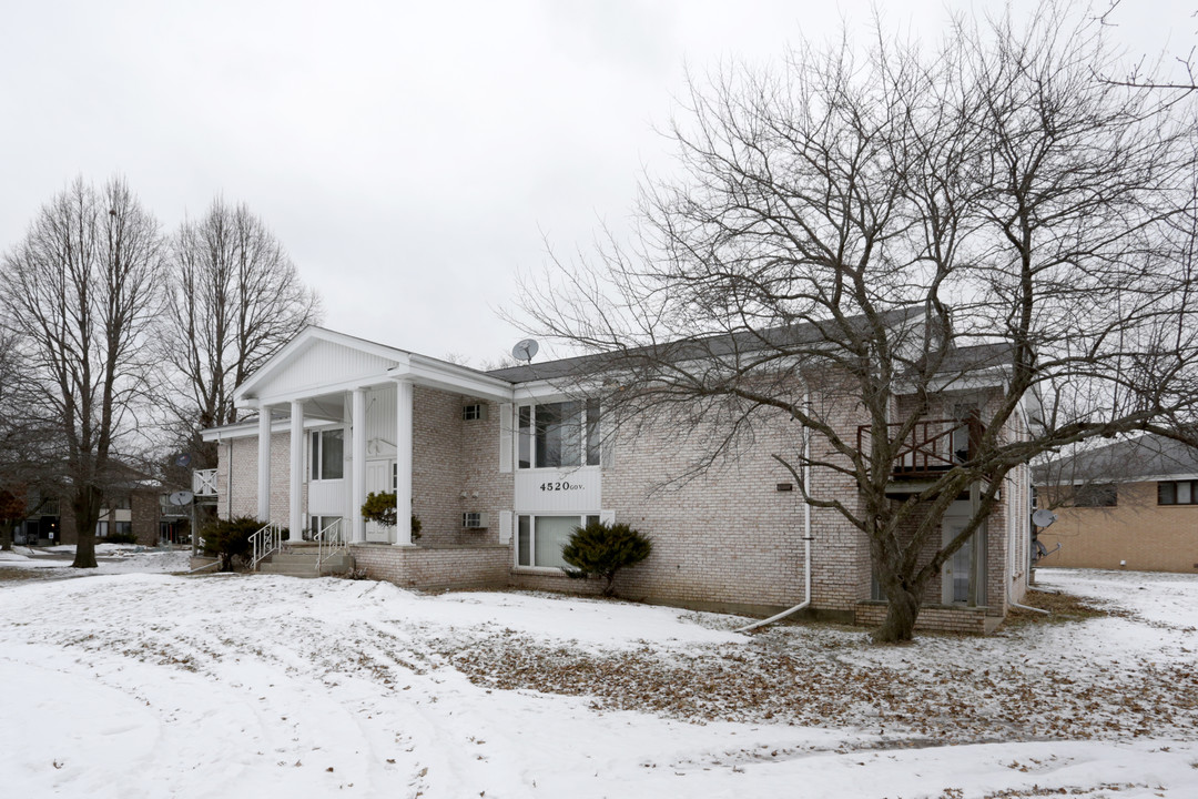 4520 Governors Dr in Rockford, IL - Foto de edificio