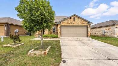 2251 Hawk Dr in New Braunfels, TX - Foto de edificio - Building Photo