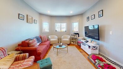 320 Main St, Unit 2 in Medford, MA - Foto de edificio - Building Photo