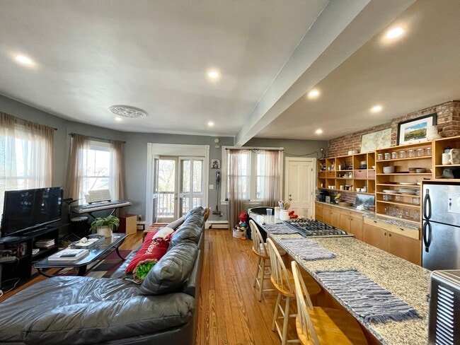 18 Sunset St, Unit 3