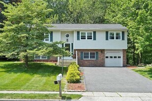 21 Winchester Dr in Monroe, NY - Building Photo