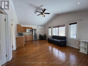 1339 Pinegrove Rd in Oakville, ON - Building Photo - Building Photo