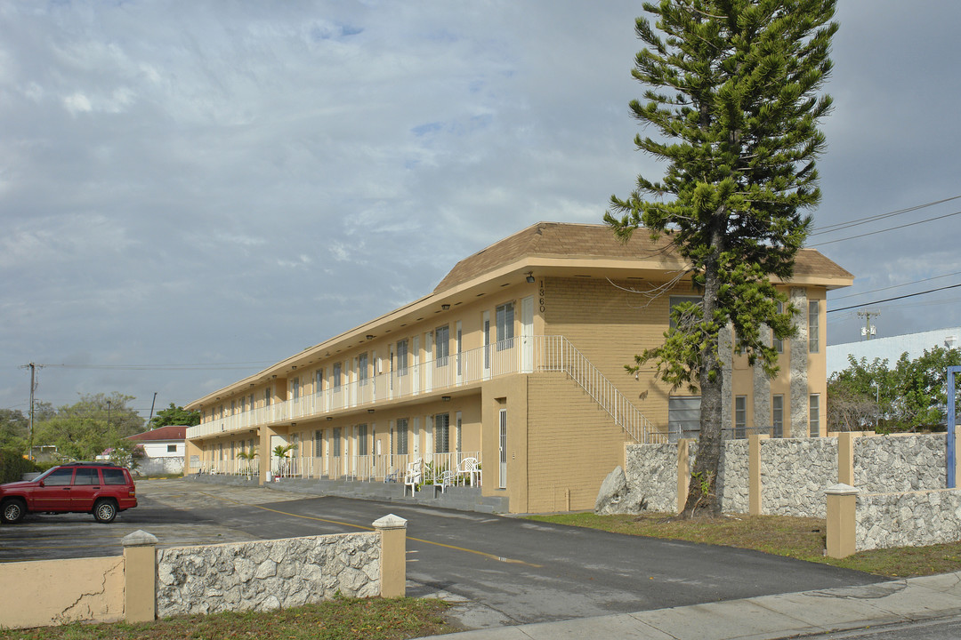 River Oaks Apartment in Miami, FL - Building Photo