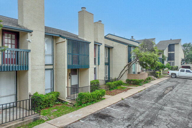 Old Vickery Square Condominiums in Dallas, TX - Building Photo - Building Photo