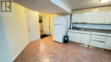 316 Valleymede Dr in Richmond Hill, ON - Building Photo - Building Photo