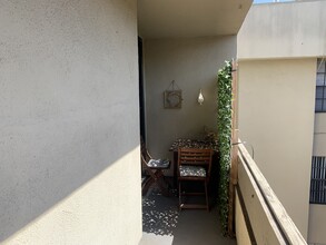 740 N Kings Rd in Los Angeles, CA - Building Photo - Building Photo