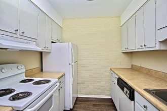 240 Harmon Ave in Panama City, FL - Building Photo - Building Photo
