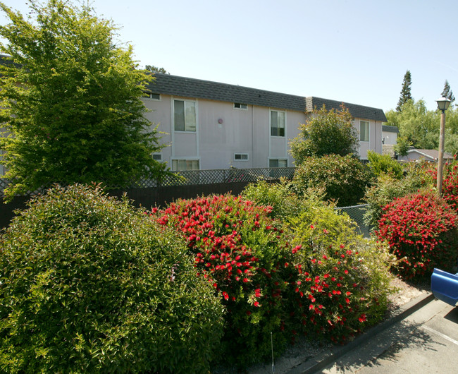 Dalewood Apartments in Rohnert Park, CA - Building Photo - Building Photo