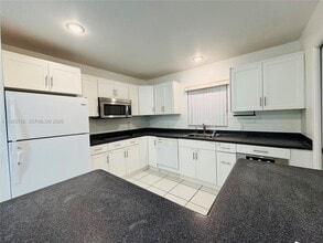 65 Bentley Dr in Miami Springs, FL - Building Photo - Building Photo