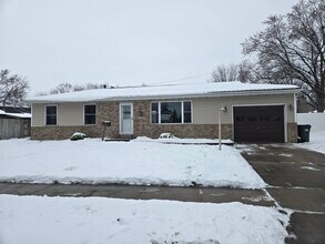 2125 Hollywood Blvd in Iowa City, IA - Foto de edificio - Building Photo