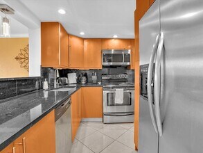 401 Golden Isles Dr, Unit 1007 in Hallandale Beach, FL - Foto de edificio - Building Photo