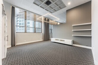 300 N Ogden Ave, Unit 1 in Chicago, IL - Building Photo - Building Photo