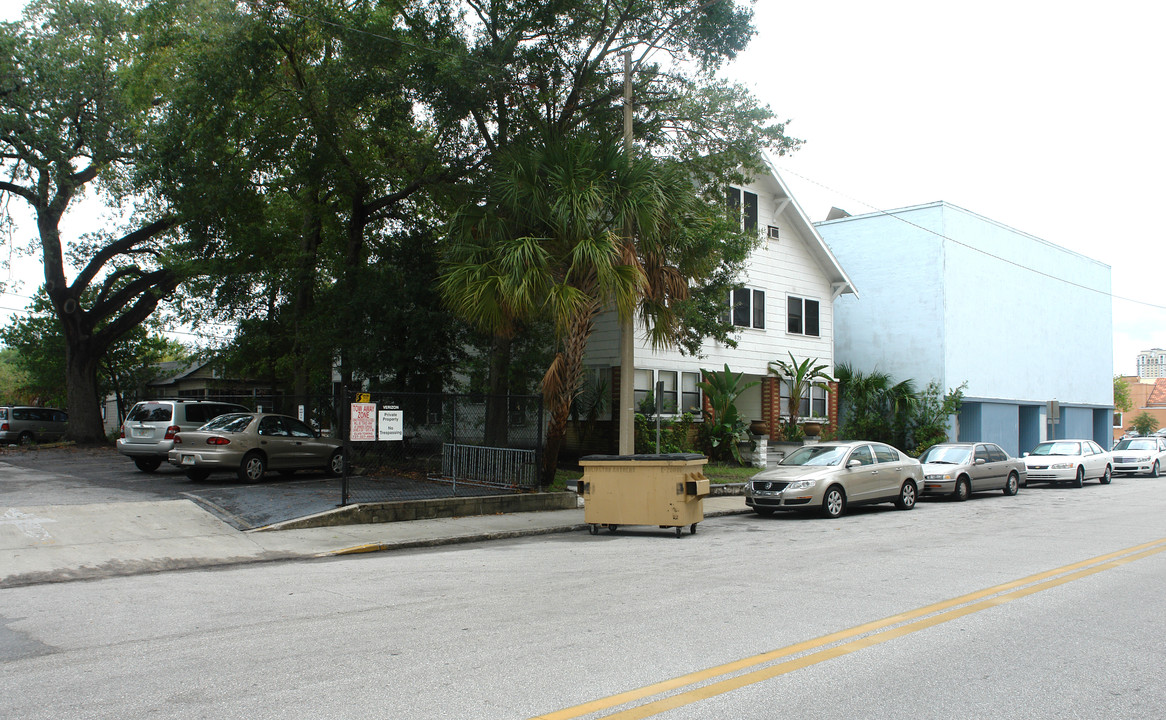 825 Arlington Ave N in St. Petersburg, FL - Foto de edificio