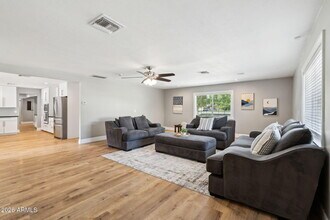 5339 E Osborn Rd in Phoenix, AZ - Building Photo - Building Photo