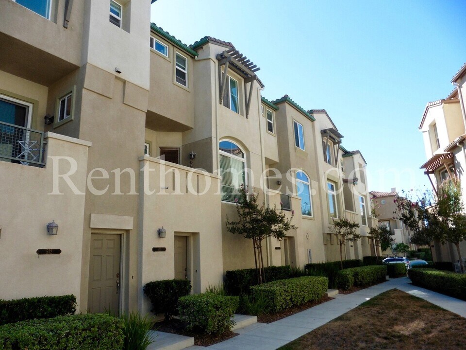 568 Almond Rd in San Marcos, CA - Building Photo