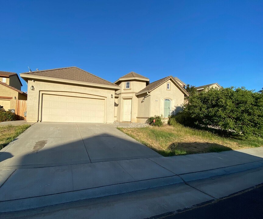 10115 Kuhn Ranch Way in Elk Grove, CA - Building Photo
