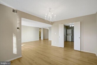 5904 Mt Eagle Dr, Unit 812 in Alexandria, VA - Foto de edificio - Building Photo