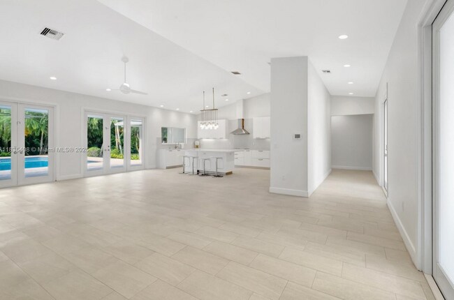 5765 SW 84th St in Miami, FL - Building Photo - Building Photo