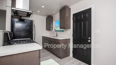 114 E 5th St in National City, CA - Foto de edificio - Building Photo