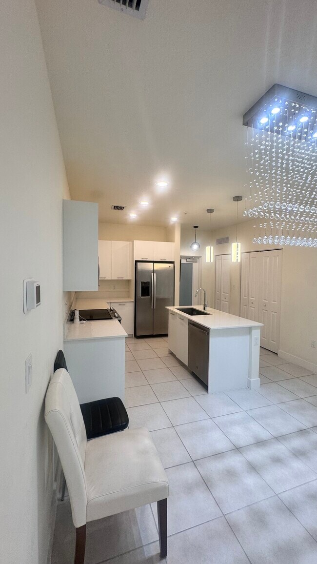 8001 NW 41st St in Doral, FL - Building Photo - Building Photo