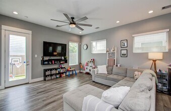 1221 W Tidwell Rd in Houston, TX - Building Photo - Building Photo